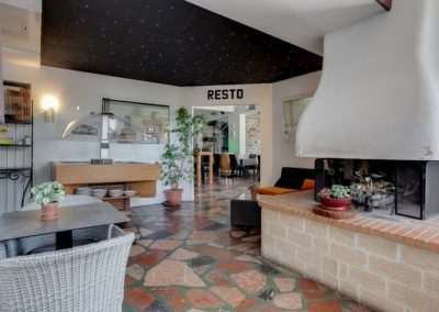 Un des espaces de détente disponible dans l'hôtel Restaurant Mon Auberge à Lunel