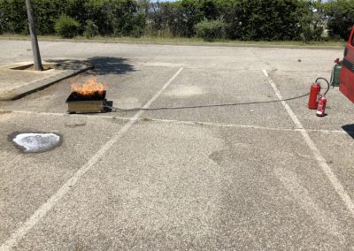Mise en pratique de lutte contre un incendie au cours d'une formation